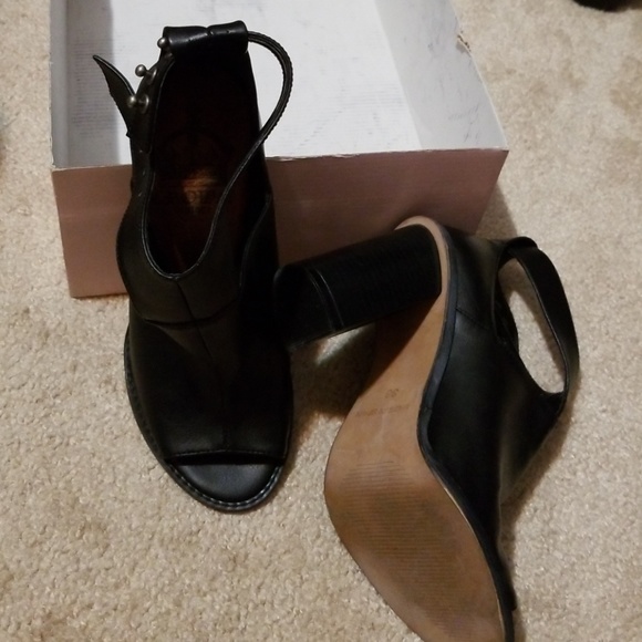 Shoes - Picture 4 of 4